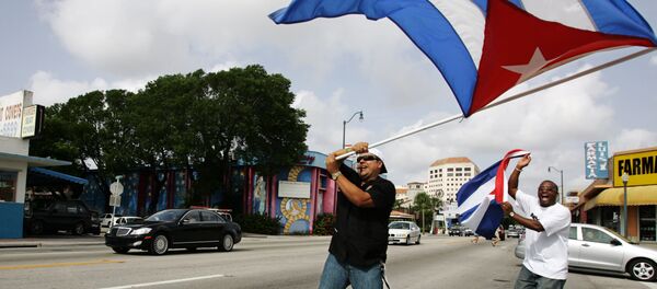 Cubanos con la bandera nacional en Miami, EEUU - Sputnik Mundo