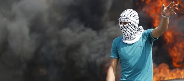 Un palestino durante enfrentamientos con soldados israelíes - Sputnik Mundo