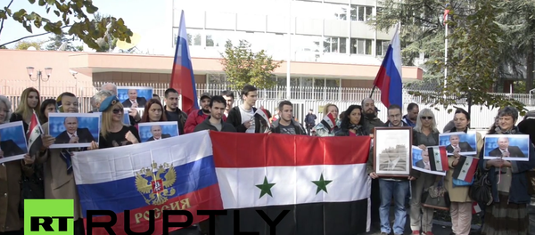 Mitin en Belgrado, organizado por la Unión de estudiantes sirios, en apoyo a misión rusa en Siria Mitin en Belgrado, organizado por la Unión de estudiantes sirios, en apoyo a misión rusa en Siria - Sputnik Mundo