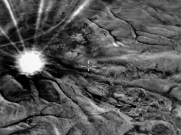 Ataques aéreos rusos contra búnkeres de los terroristas en Siria - Sputnik Mundo