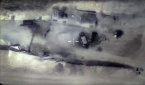 Ataques aéreos rusos contra búnkeres de los terroristas en Siria - Sputnik Mundo