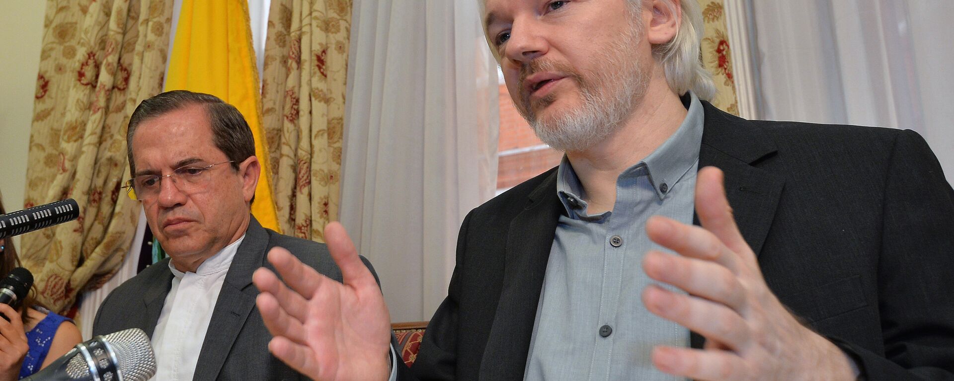 FILE - In this Aug. 18, 2014, file photo, Ecuador's Foreign Minister Ricardo Patino, left, and WikiLeaks founder Julian Assange speak during a news conference inside the Ecuadorian Embassy in London. WikiLeaks founder Julian Assange has failed in a bid to win asylum in France. - Sputnik Mundo, 1920, 02.07.2021