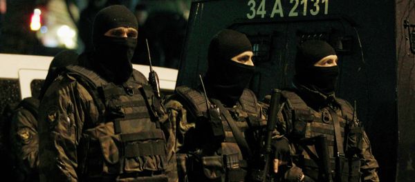 Special forces police officers stand guard at the scene of a bomb blast in Istanbul Special forces police officers stand guard at the scene of a bomb blast in Istanbul - Sputnik Mundo