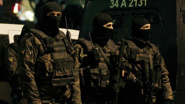 Special forces police officers stand guard at the scene of a bomb blast in Istanbul Special forces police officers stand guard at the scene of a bomb blast in Istanbul - Sputnik Mundo