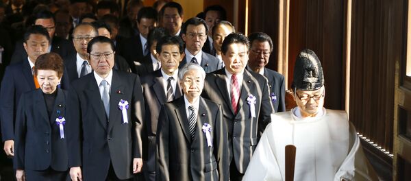 Parlamentarios japoneses visitan el templo militarista de Yasukuni, el 20 de octubre de 2015 - Sputnik Mundo