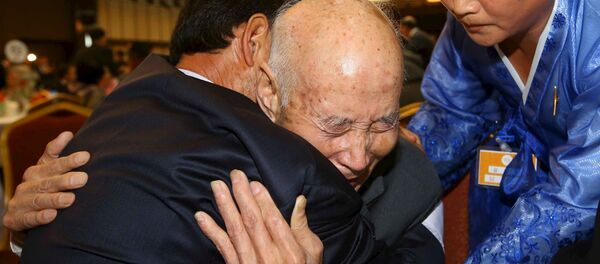 Reunión de familias separadas por la Guerra de Corea (archivo) - Sputnik Mundo