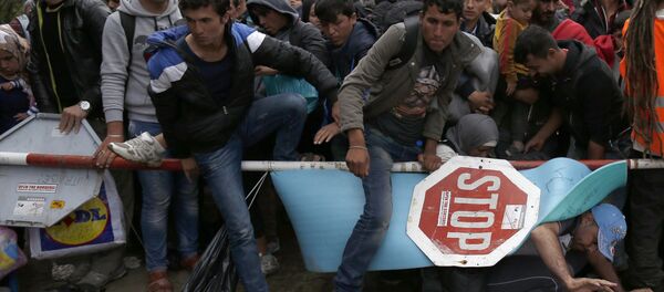 Refugiados en la frontera entre Serbia y Croacia, el 18 de octubre de 2015 - Sputnik Mundo