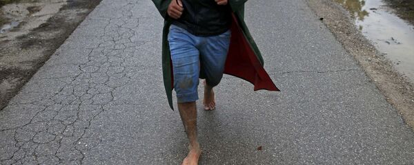 Refugiado tras pasar la frontera serbia - Sputnik Mundo