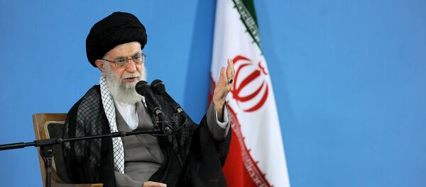 Iran's Supreme Leader Ayatollah Ali Khamenei gestures as he delivers a speech during a gathering by Iranian forces, in Tehran October 7, 2015. - Sputnik Mundo