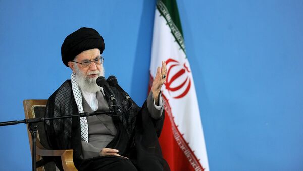 Iran's Supreme Leader Ayatollah Ali Khamenei gestures as he delivers a speech during a gathering by Iranian forces, in Tehran October 7, 2015. - Sputnik Mundo