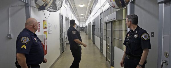 In this Feb. 26, 2015, file photo, Department of Corrections Officers look on in the Uinta 5 receiving and orientation unit during a media tour at the Utah State Correctional Facility in Draper, Utah. - Sputnik Mundo
