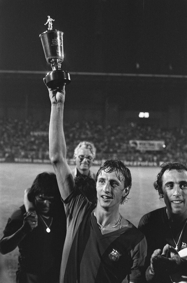 Johan Cruyff como un jugador de FC Barcelona después del Torneo 700 en 1975 - Sputnik Mundo