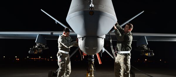 Soldados ponen a punto un dron MQ-9 Soldados ponen a punto un dron MQ-9 - Sputnik Mundo