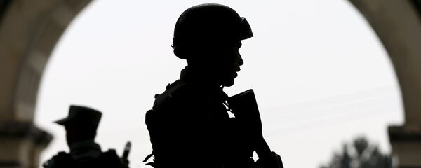 Fuerzas de seguridad afganas hacen guardia en una calle de Kabul - Sputnik Mundo
