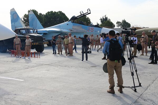 Periodistas visitan la base aérea de Hmeymim - Sputnik Mundo