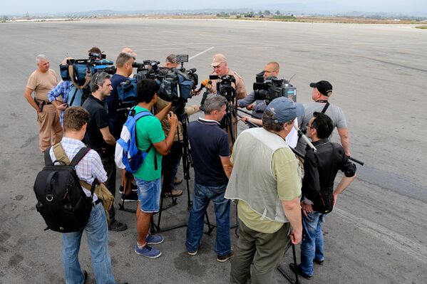 Periodistas visitan la base aérea de Hmeymim - Sputnik Mundo