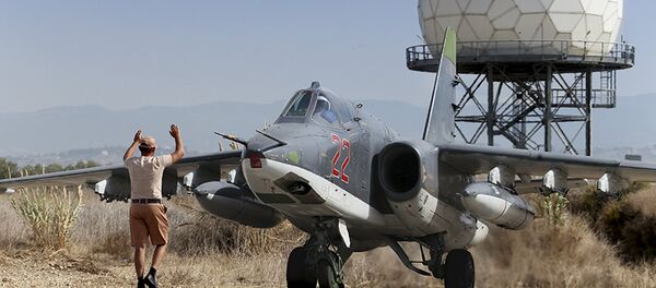 Miembro del personal de tierra señala al piloto de Su-25 en el aeródromo de Hmeymim en Siria - Sputnik Mundo