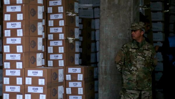 Soldado argentino hace guardia junto a las urnas - Sputnik Mundo