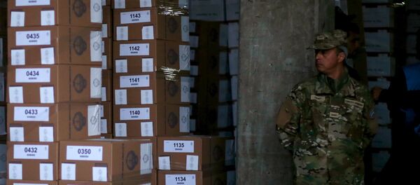 Soldado argentino hace guardia junto a las urnas - Sputnik Mundo