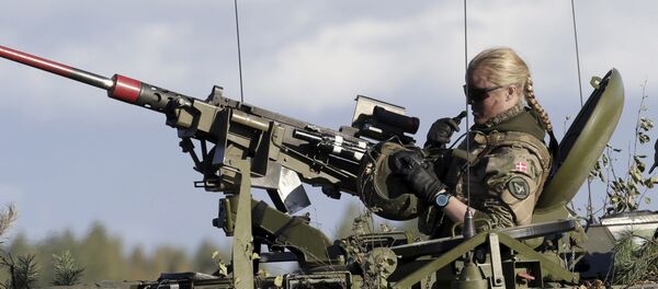 Soldado danés durante el ejercicio militar de la OTAN, Letonia - Sputnik Mundo