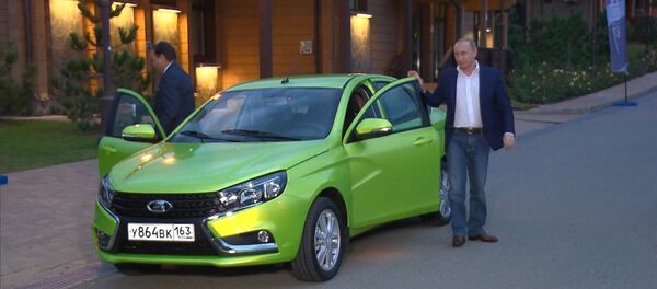 Putin prueba el nuevo modelo de Lada - Sputnik Mundo