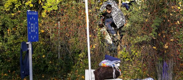 Migrante en la frontera entre Austria y Slovenia - Sputnik Mundo