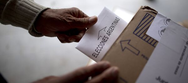 Un hombre vota en elecciones en Argentina (archivo) Un hombre vota en elecciones en Argentina (archivo) - Sputnik Mundo