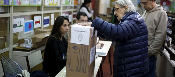 Una anciana vota en elecciones en Argentina - Sputnik Mundo