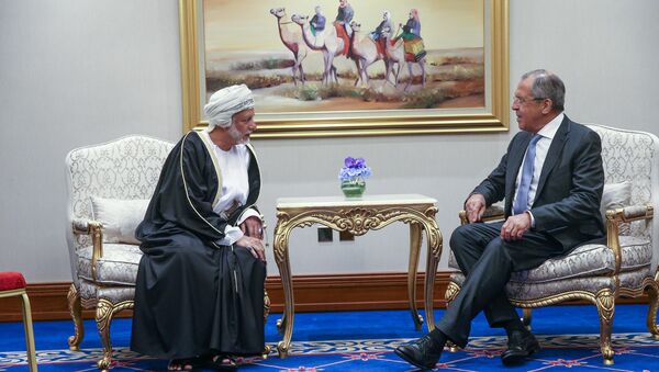 El ministro de Exteriores de Omán, Yusuf bin Alawi, y ministro de Exteriores de Rusia, Serguéi Lavrov (Archivo) - Sputnik Mundo