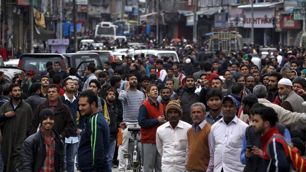 La gente salen por la calle durante el terremoto en Srinagar, Afganistán - Sputnik Mundo