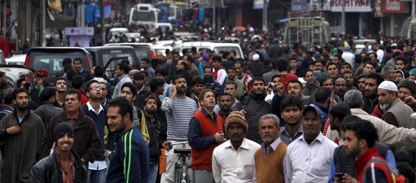 La gente salen por la calle durante el terremoto en Srinagar, Afganistán - Sputnik Mundo