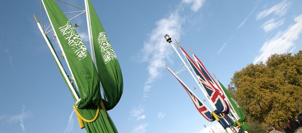 Banderas de Reino Unido y Arabia Saudí - Sputnik Mundo