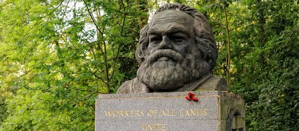 Tumba del filósofo alemán Karl Marx en el cementerio de Highgate de Londres - Sputnik Mundo