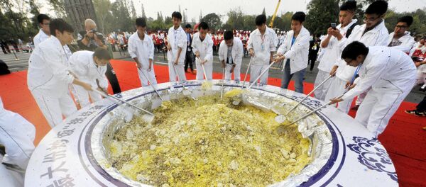Se cocinan cuatro toneladas de arroz en un intento de récord mundial Guinness en Yangzhóu - Sputnik Mundo