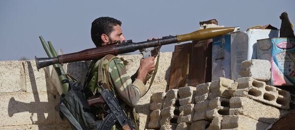 Soldado de fuerzas de autodefensa en afueras de Damasco Soldado de fuerzas de autodefensa en afueras de Damasco - Sputnik Mundo