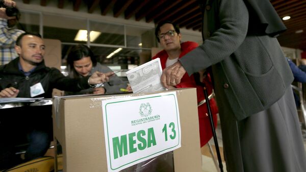 A nun casts her vote during local and regional elections in Bogota  - Sputnik Mundo