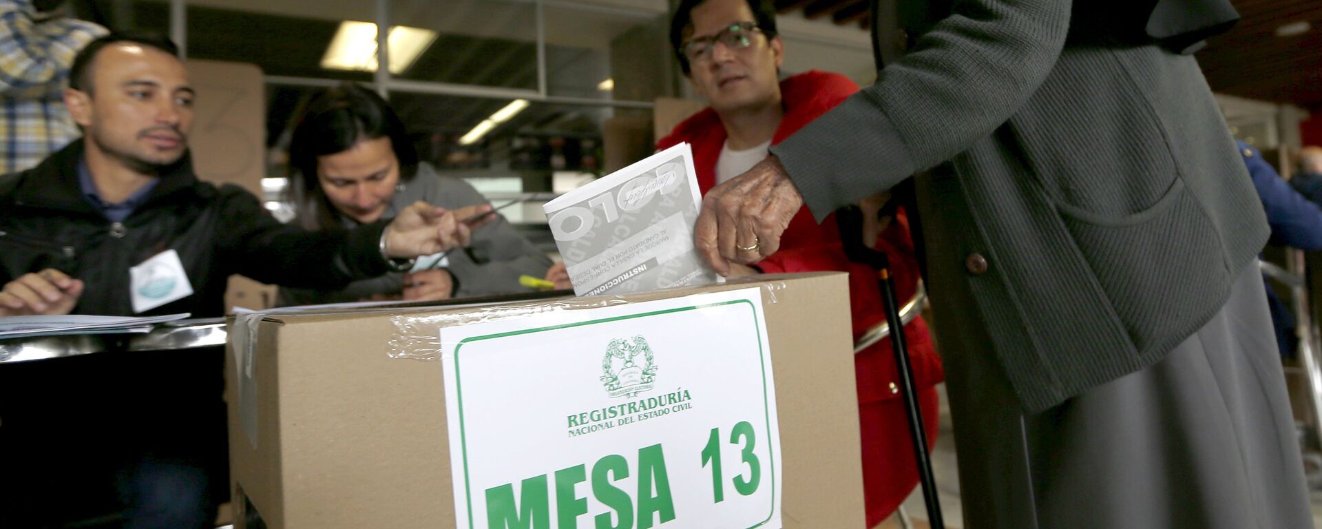 A nun casts her vote during local and regional elections in Bogota  - Sputnik Mundo, 1920, 08.03.2022