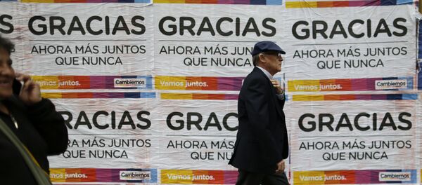 Hombre ante el fondo del signos electorales - Sputnik Mundo