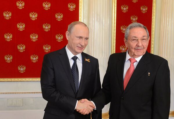 Presidente de Rusia, Vladímir Putin, y presidente de Cuba, Raúl Castro - Sputnik Mundo