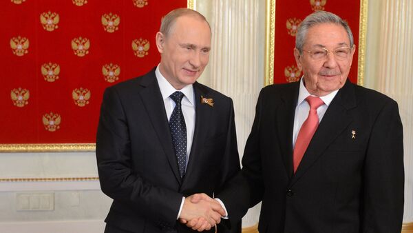 Presidente de Rusia, Vladímir Putin, y presidente de Cuba, Raúl Castro - Sputnik Mundo