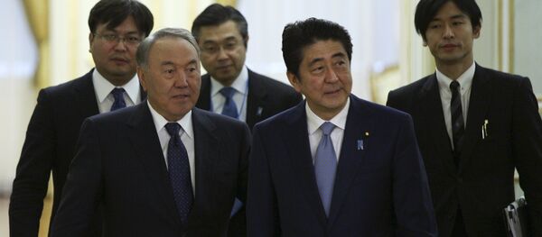 El presidente de Kazajistán, Nursultán Nazarbáev y el primer ministro de Japón, Shinzo Abe - Sputnik Mundo