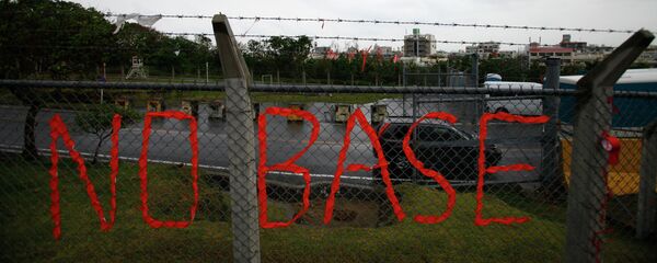 Un eslogan contra la presencia de la base militar de los EE.UU. en Futenma, Japón - Sputnik Mundo
