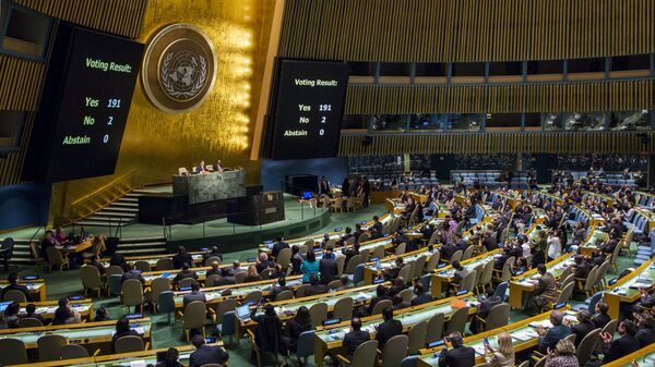 Voting results are shown on boards following a United Nations General Assembly  - Sputnik Mundo