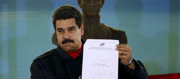 Nicolás Maduro, presidente de Venezuela, después de firmar el documento - Sputnik Mundo