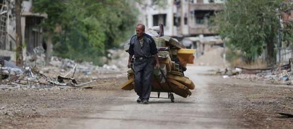Hombre acarrea colchones en Jobar, Siria - Sputnik Mundo