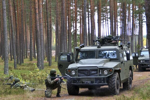 Entrenamiento de las unidades de misiones especiales del Distrito Militar Oeste de Rusia - Sputnik Mundo
