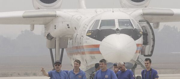 Equipaje de avión anfibio ruso Be-200 durante incendios forestales en Indonesia - Sputnik Mundo