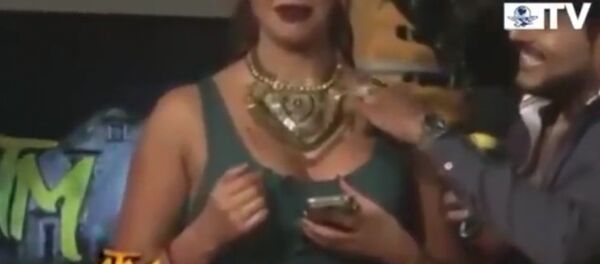 Presentadores Tania Reza y Enrique Tovar - Sputnik Mundo