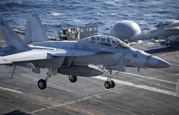 El cazabombarderos F / A-18 Hornet aterriza en el portaviones USS Ronald Reagan El cazabombarderos F / A-18 Hornet aterriza en el portaviones USS Ronald Reagan - Sputnik Mundo