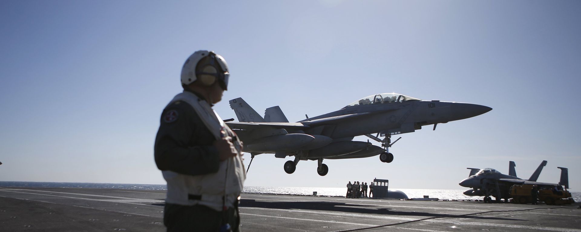 Un caza F/A-18 Super Hornet aterriza sobre el USS Ronald Reagan, 29 de octubre de 2015 - Sputnik Mundo, 1920, 01.09.2021